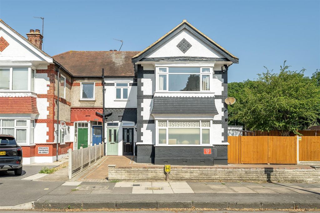 Property photo 1 of 32 Lechmere Avenue, Ig8