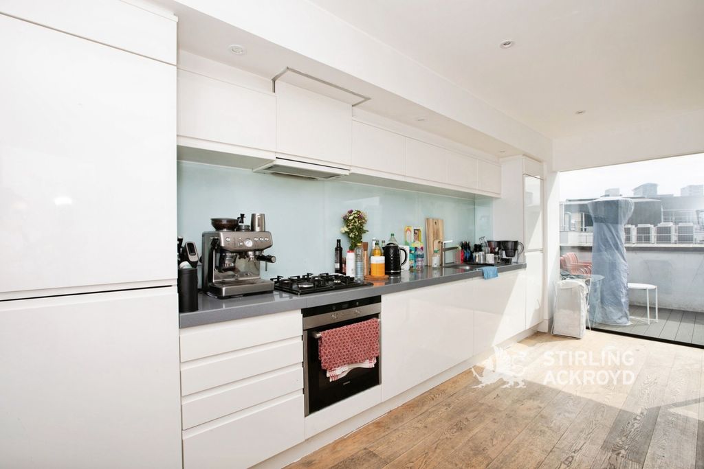 Property photo 2 of 18 Kitchen