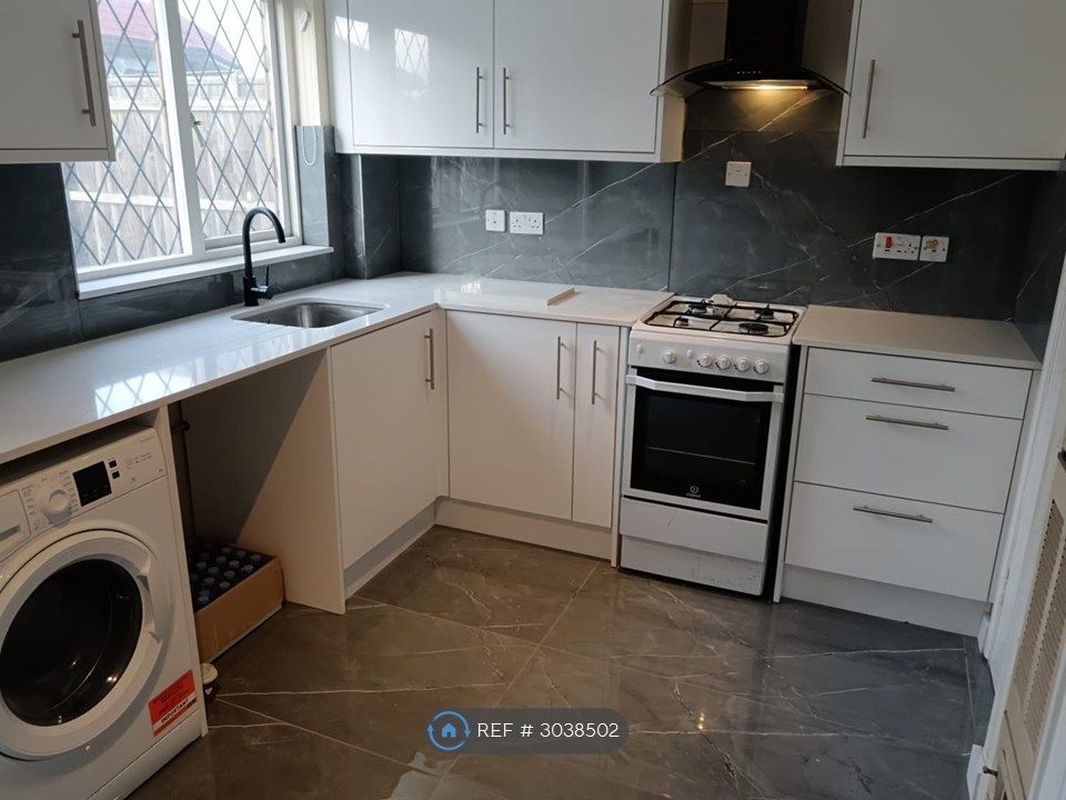 Property photo 2 of 8 Kitchen 1