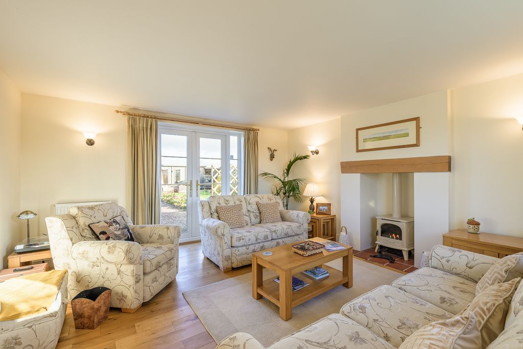 Property photo 3 of 33 Sitting Room