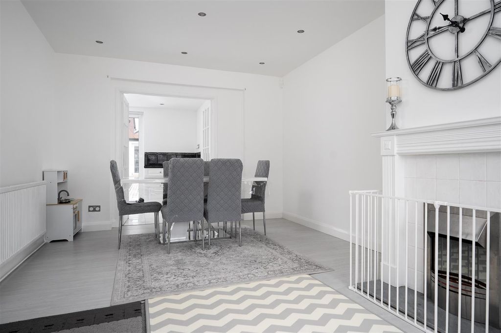 Property photo 3 of 19 Living/Dining Room