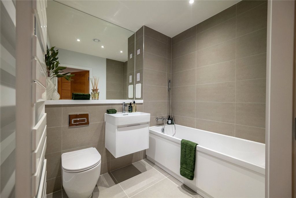 Property photo 2 of 20 Bathroom