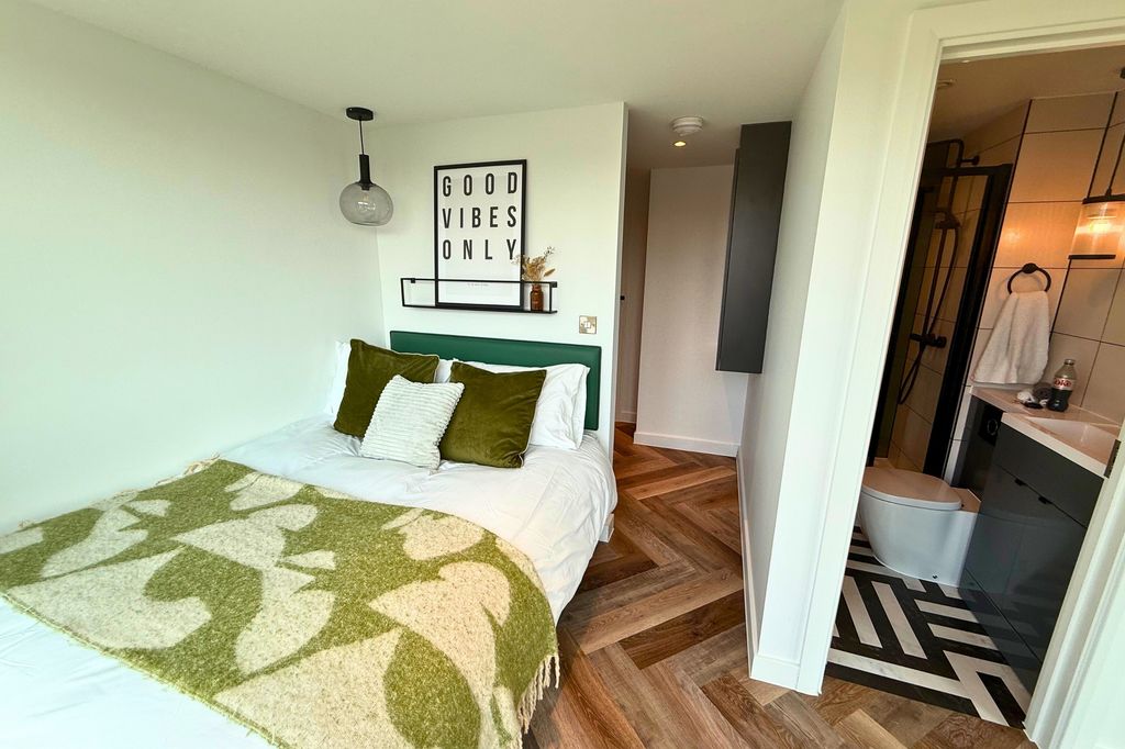 Property photo 3 of 9 Bright And Modern Double Bedroom Featuring A Comfy...