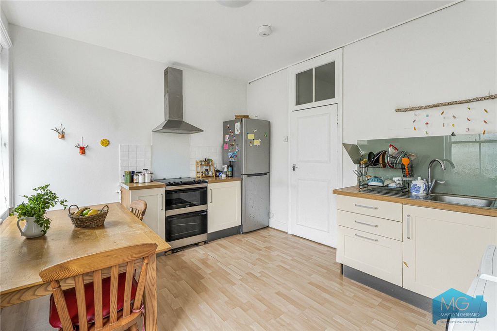 Property photo 2 of 9 Picture No. 11