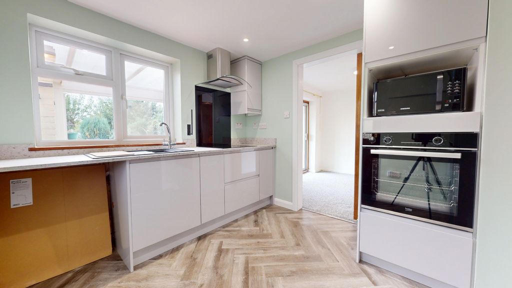 Property photo 2 of 18 4405603