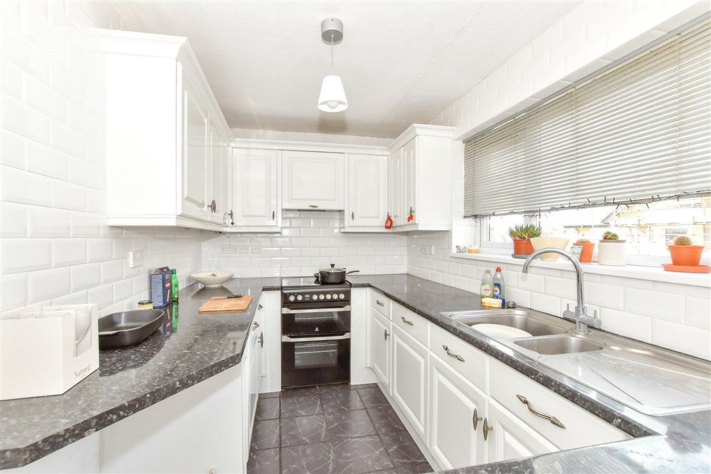 Property photo 3 of 10 Kitchen