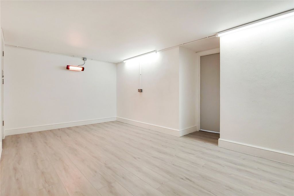 Property photo 1 of 19 Picture No. 09