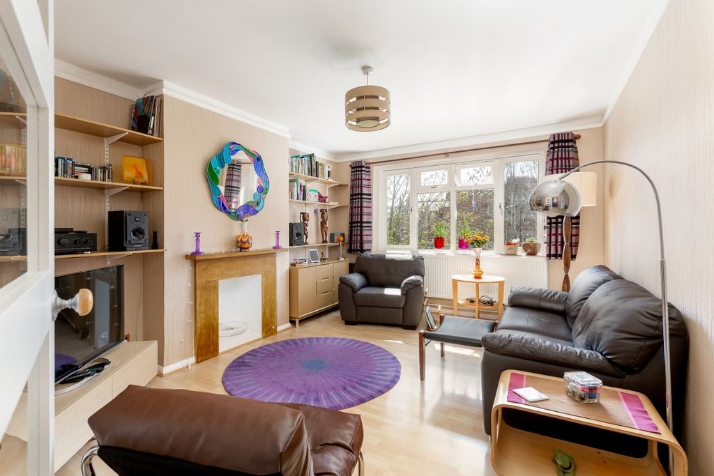 Property photo 1 of 12 Broadhurst Gardens-1