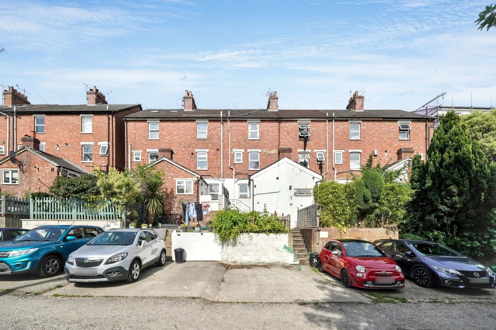 Property photo 1 of 15 9B Farningham Road, Caterham, Cr3 6Ll