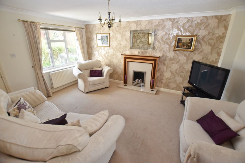 Property photo 2 of 22 Lounge 4