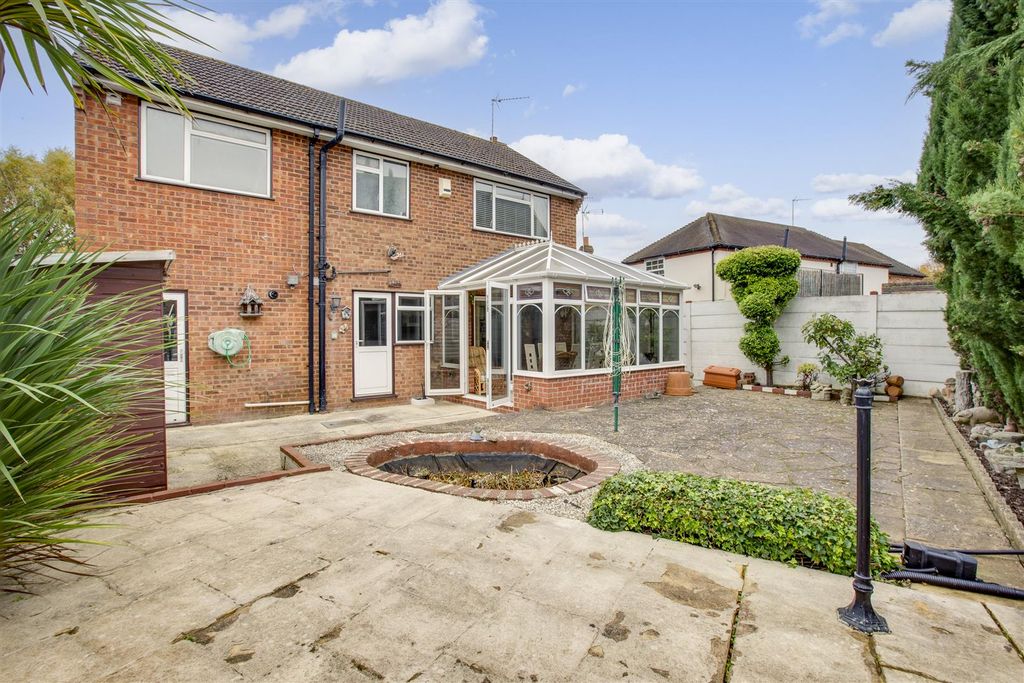 Property photo 2 of 16 23 Abbey Barn Road, Hp11 1Rr-12.Jpg