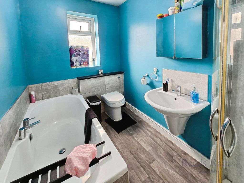 Property photo 3 of 11 Bathroom