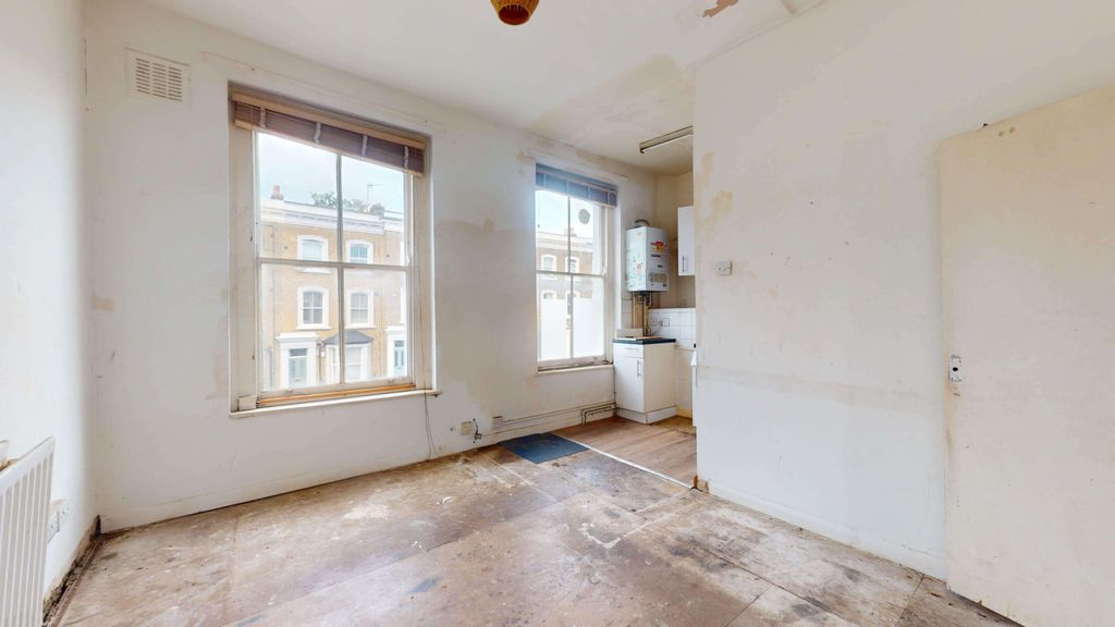 Property photo 2 of 9 Flat B, 33 Bouverie Road, Stoke Newington, London, N16 0Ah