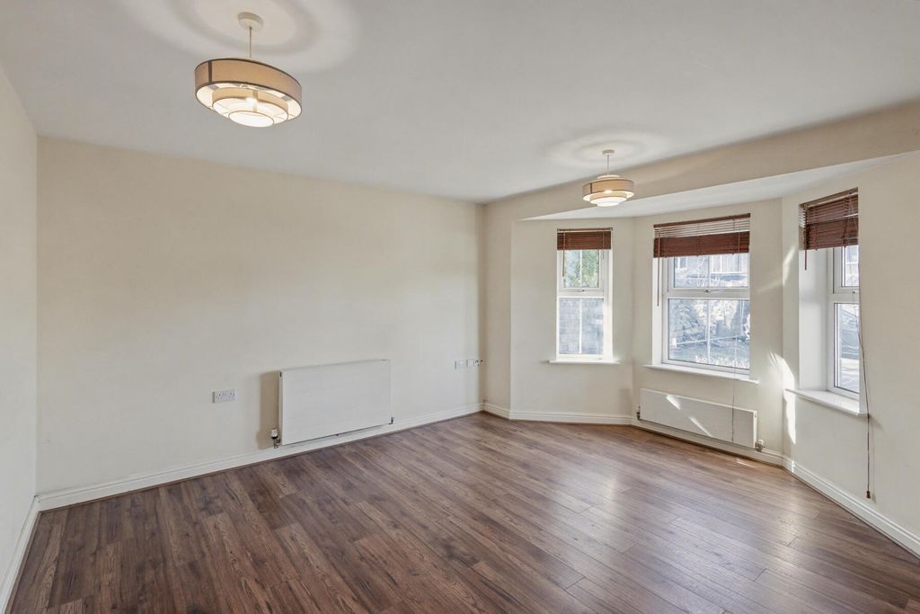 Property photo 2 of 7 Old School Gardens - Living Room