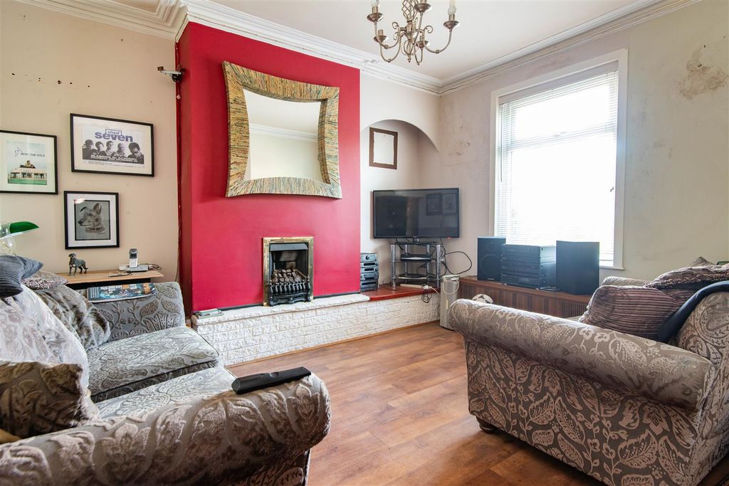 Property photo 2 of 16 Lounge