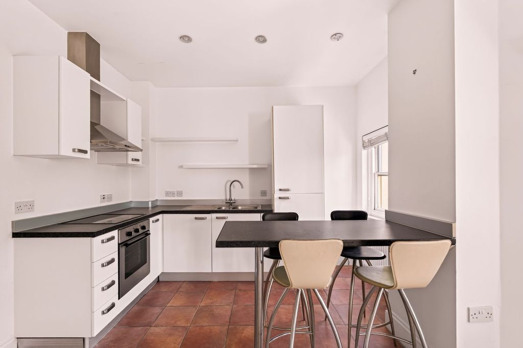 Property photo 3 of 11 Kitchen