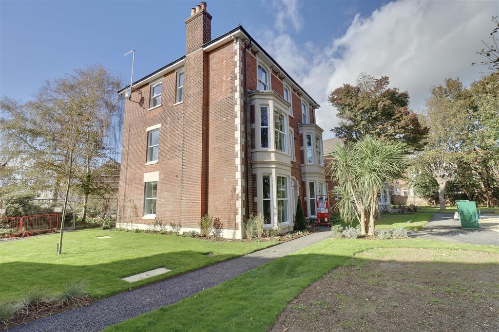 Property photo 2 of 19 06C6840B-2Af2-499E-8602-74A53C82904F_1_201_A.Jpeg