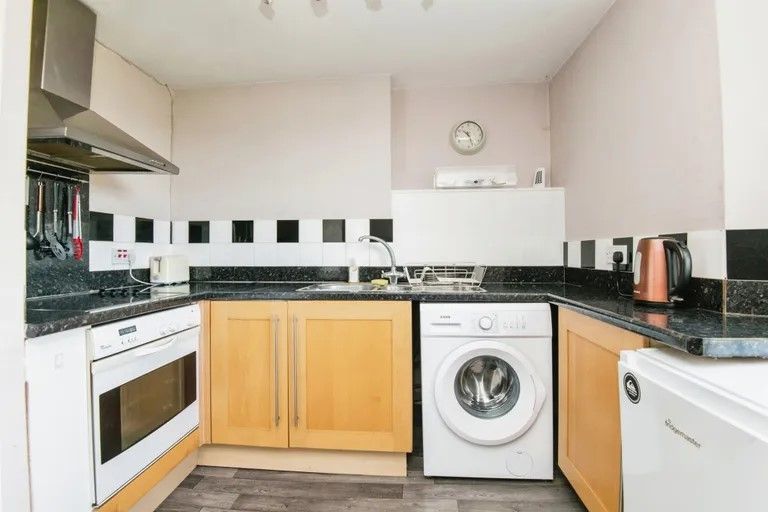 Property photo 2 of 7 Kitchen