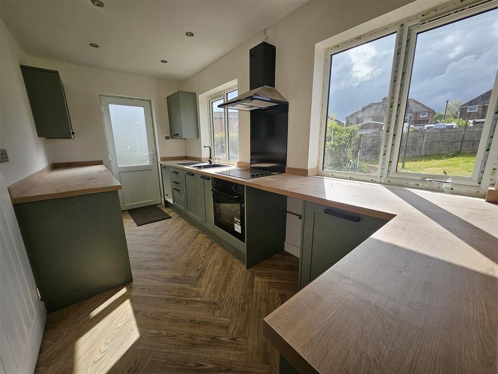 Property photo 3 of 10 Dining Kitchen