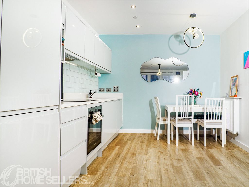 Property photo 3 of 16 Picture No. 11