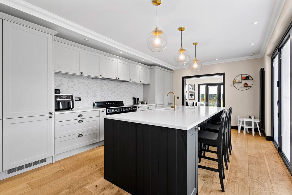 Property photo 3 of 33