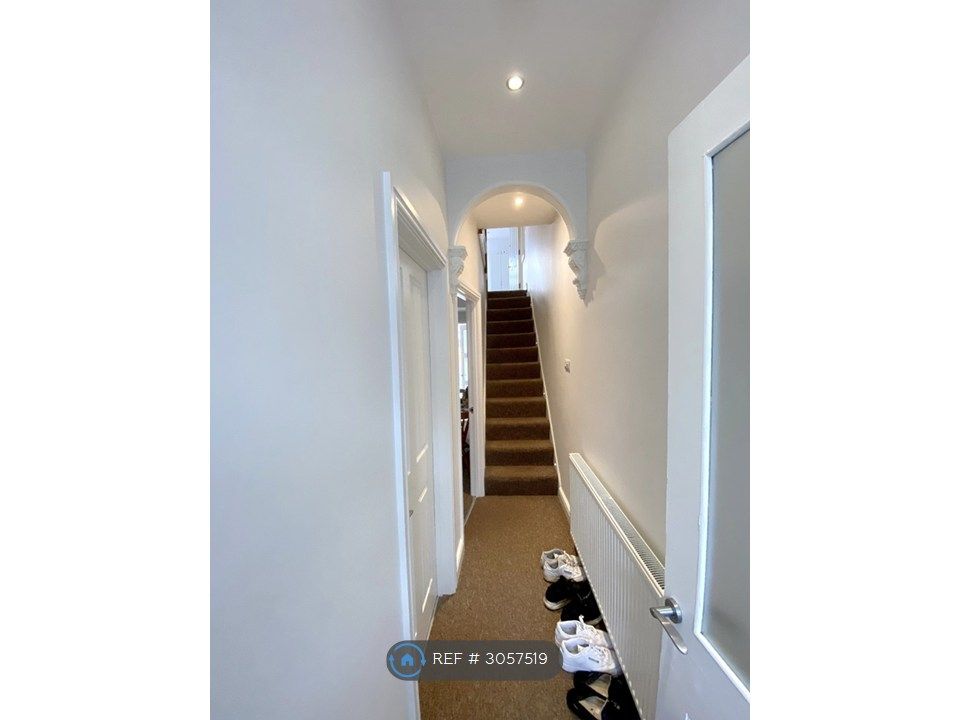 Property photo 3 of 11 Lobby