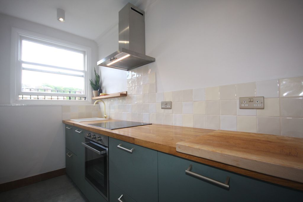 Property photo 3 of 10 Kitchen