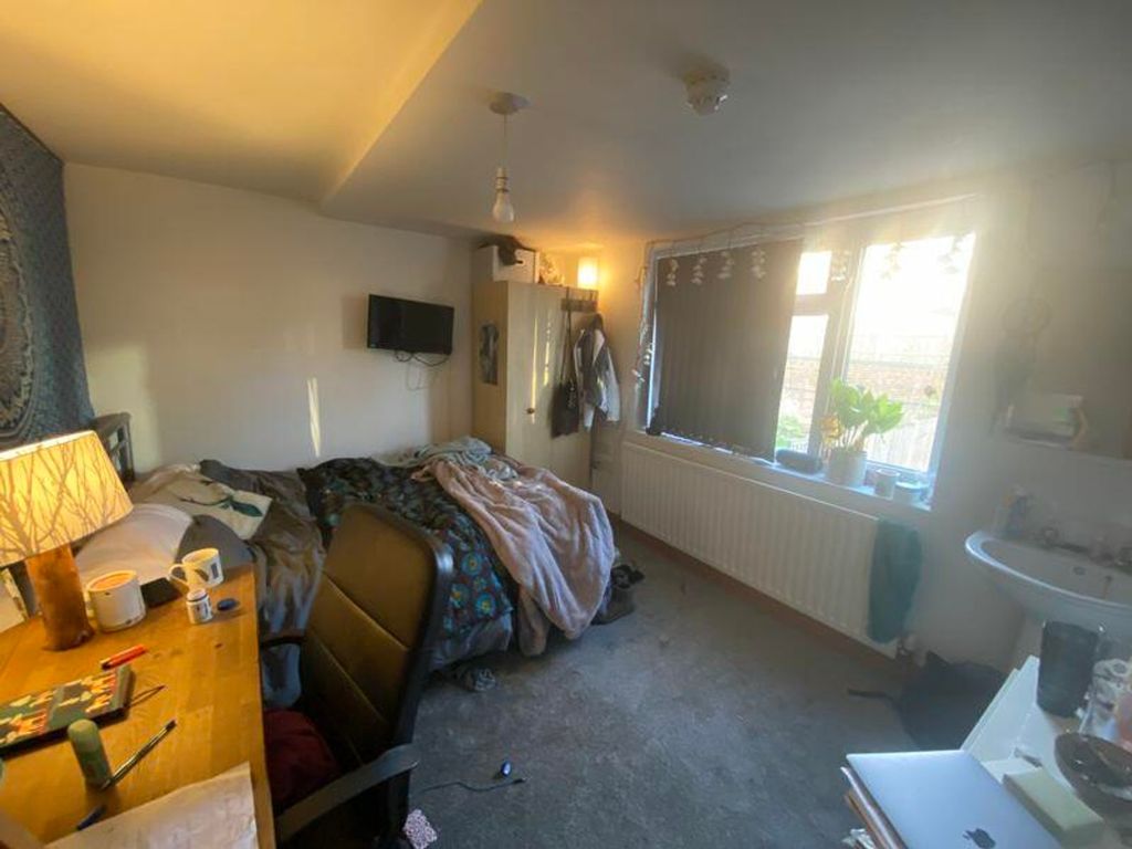 Property photo 2 of 13 A Cozy Double Bedroom With Ample Natural Light, Pe...