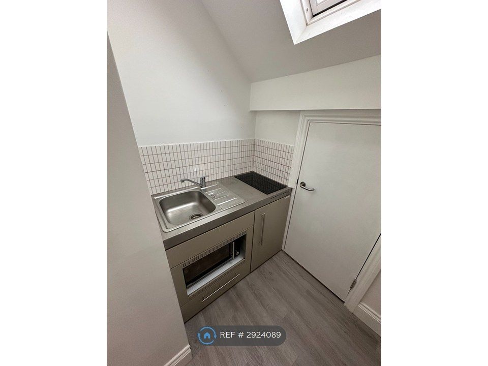 Property photo 3 of 9 Studio Kitchenette