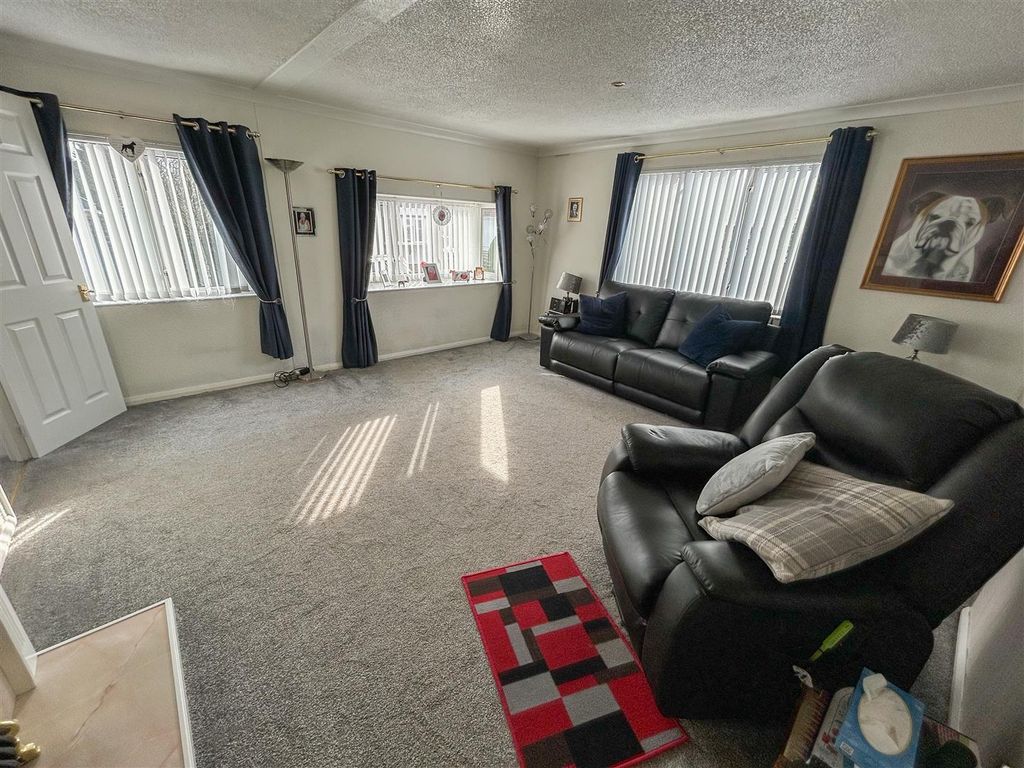 Property photo 2 of 18 Lounge