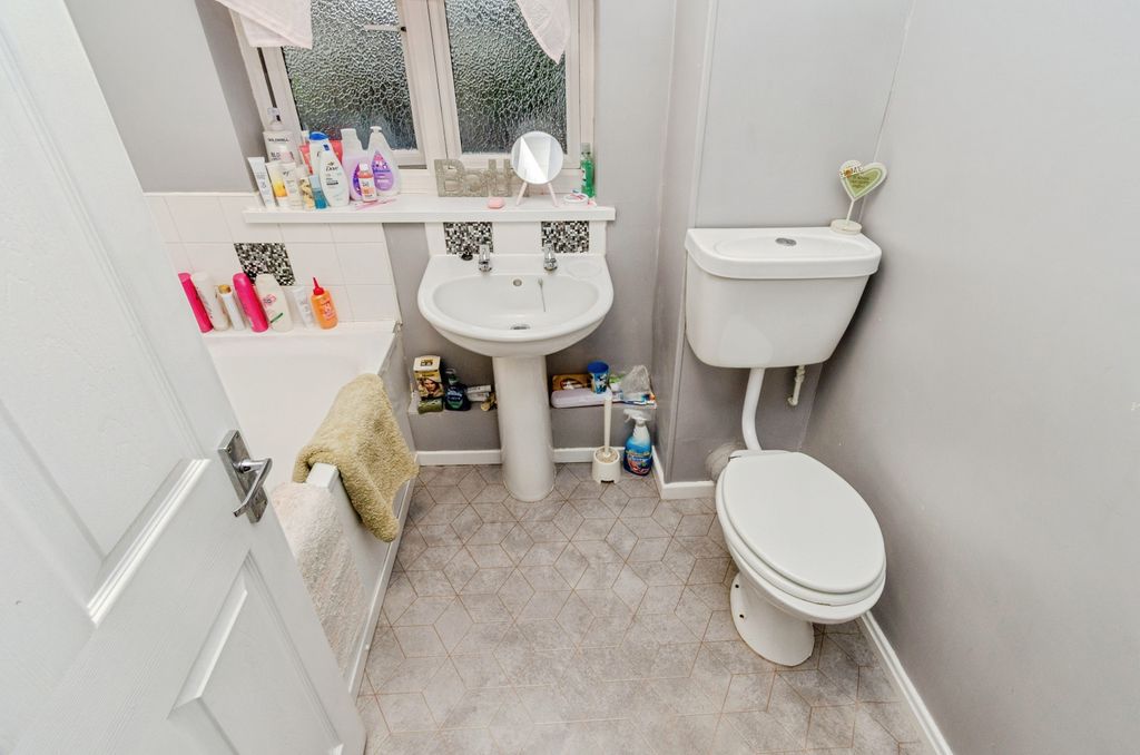 Property photo 3 of 19 Bathroom