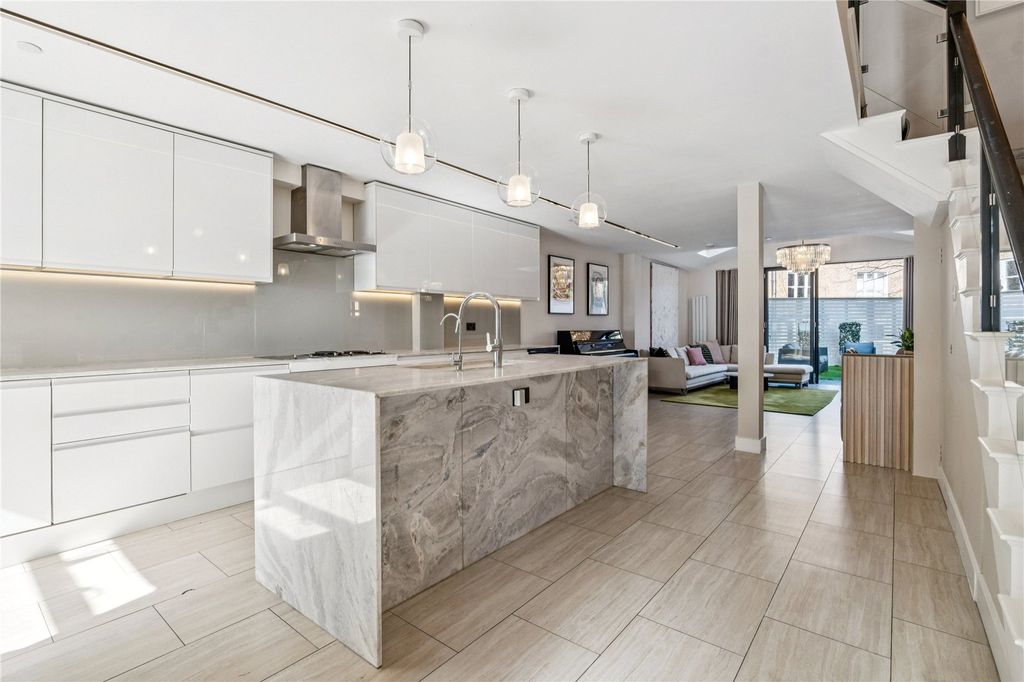 Property photo 3 of 18 Kitchen