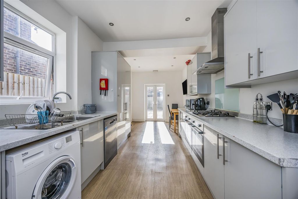 Property photo 2 of 21 184 Fawcett Road, Southsea-Porticomarketing-Nexa-1