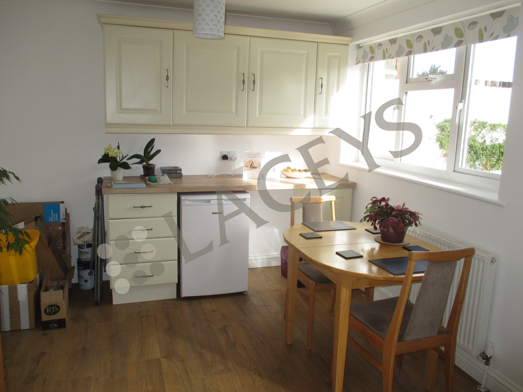 Property photo 3 of 8 Kitchen2