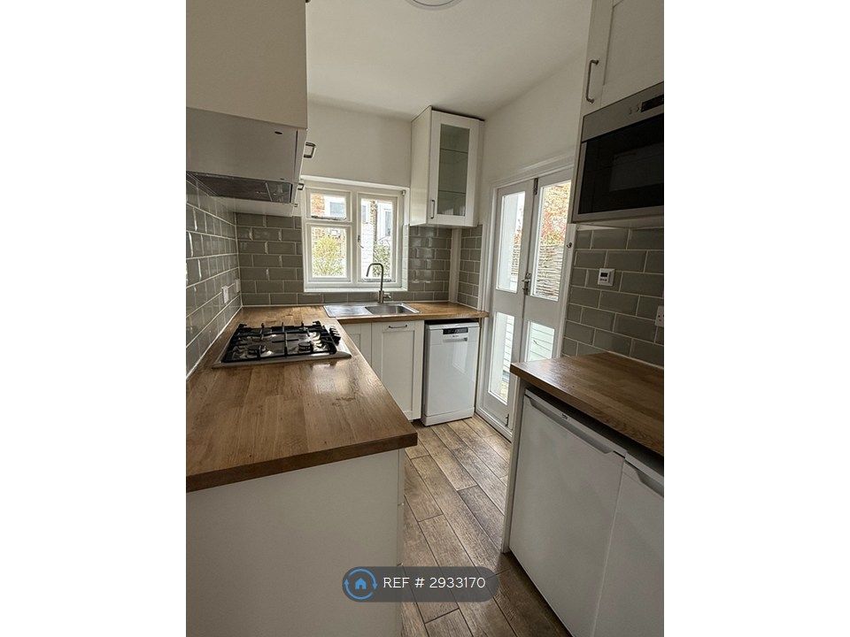 Property photo 3 of 8 Kitchen