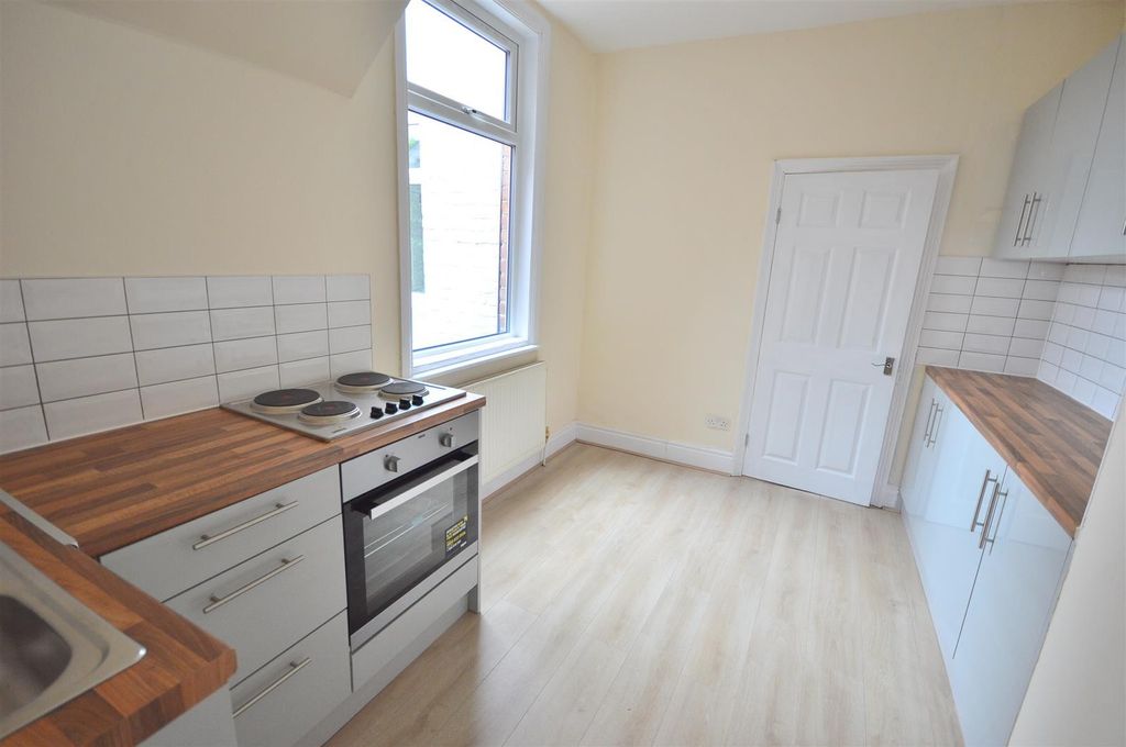 Property photo 3 of 6 Kitchen