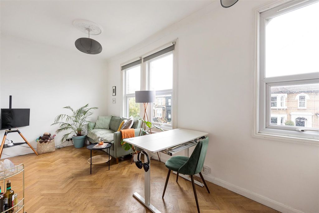 Property photo 2 of 15 Forest Drive East, E11