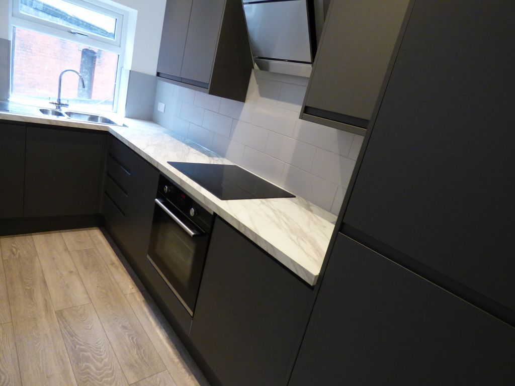 Property photo 3 of 8 Kitchen
