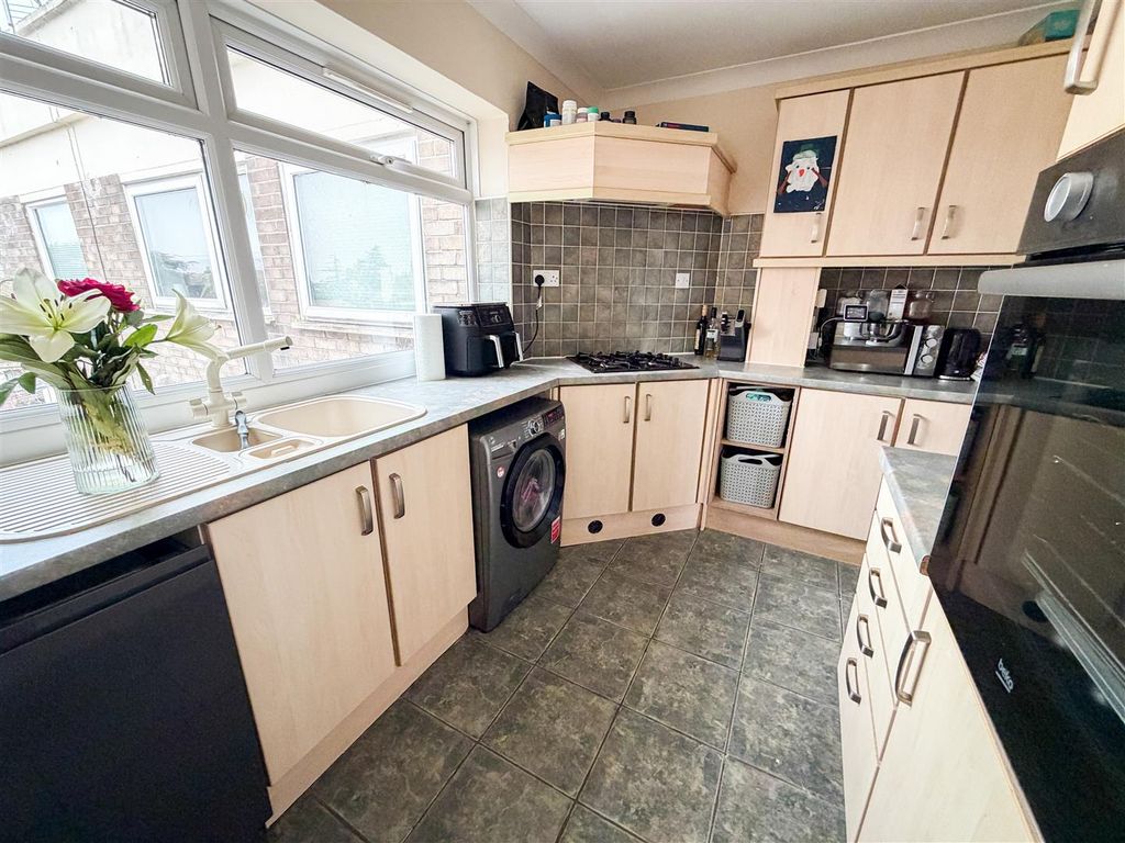 Property photo 3 of 18 Kitchen