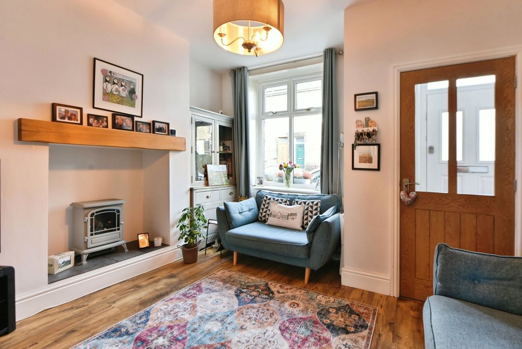 Property photo 3 of 16 Lounge