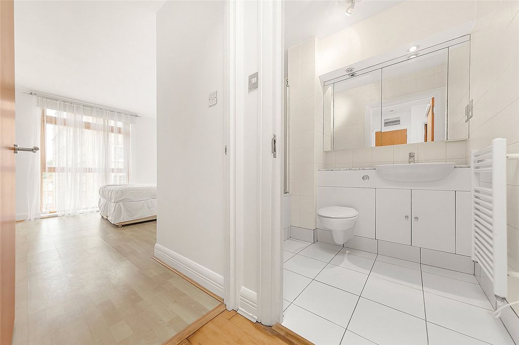 Property photo 3 of 6 Bedroom/Bathroom