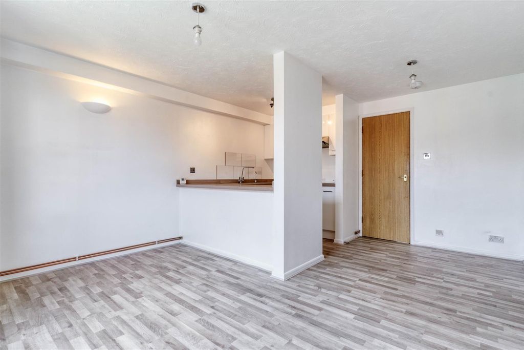 Property photo 2 of 9 4842852