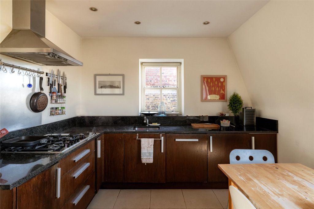 Property photo 2 of 11 Eat-In Kitchen