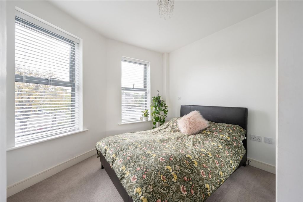 Property photo 3 of 17 High Road, Ig8