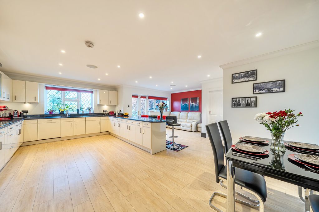 Property photo 2 of 25 Kitchen/Dining