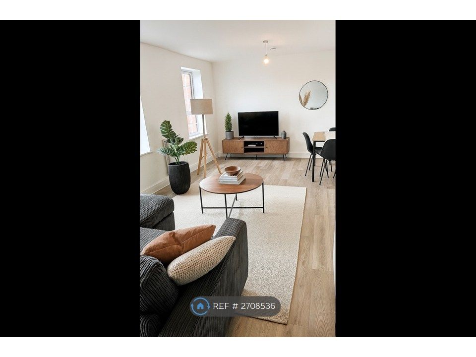 Property photo 3 of 10 Living Space