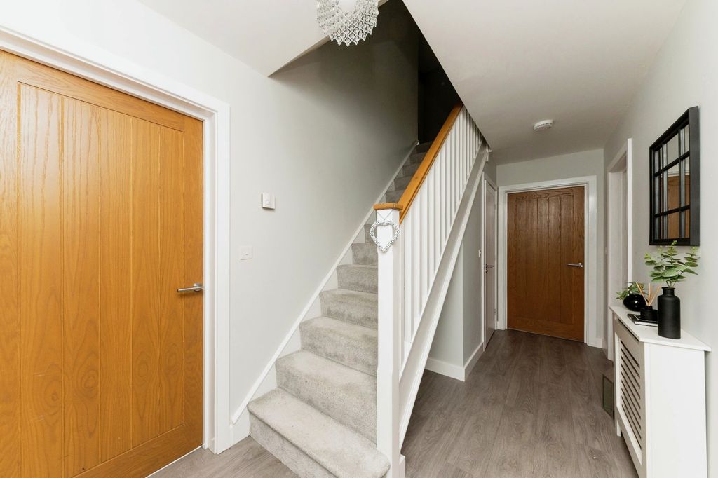 Property photo 2 of 13 Entrance Hall