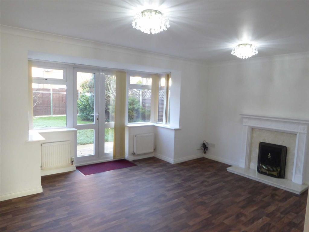 Property photo 3 of 19 Lounge