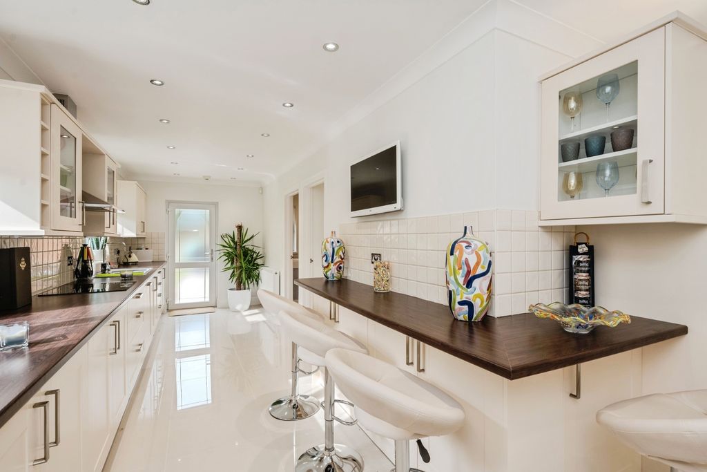 Property photo 3 of 17 Photo