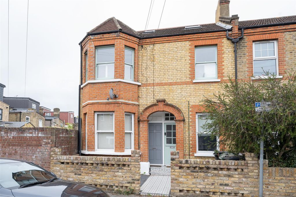 Property photo 1 of 16 Helena Road, E17